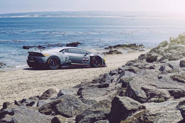 Hermoso super lamborghini en la playa