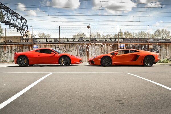 Оранжевые Lamborgini и Ferrari стоят лицом к лицу