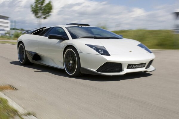 Un coche deportivo italiano viaja por la carretera