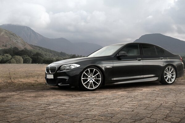 Une BMW noire montre ses capacités en montagne