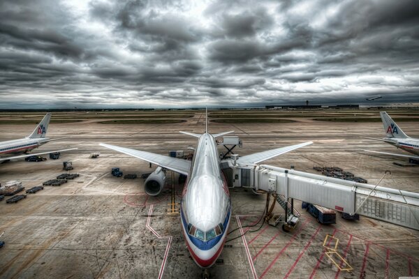 El avión está parado en la pista