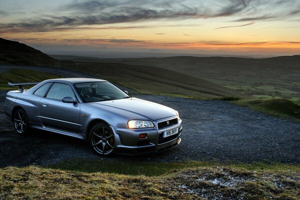 Kultowy samochód Nissan Skyline o zachodzie słońca