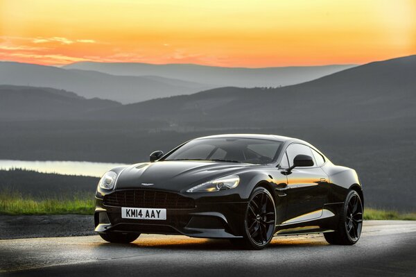 Aston Martin negro en el fondo de un hermoso paisaje