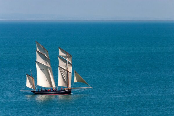 Voilier la cancalaise dans une mer bleu clair