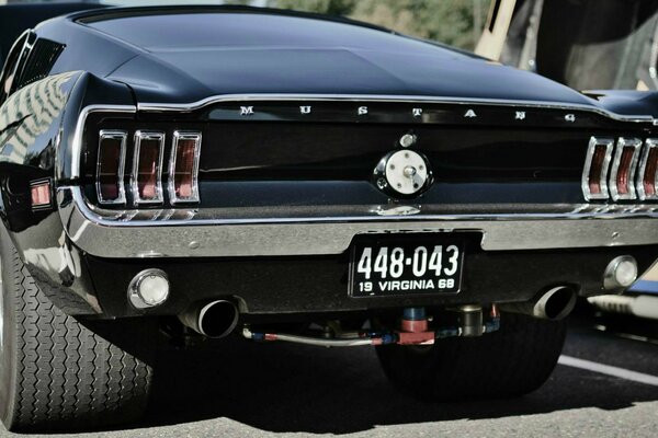 Widok Z Tyłu samochodu Ford Mustang z 1968 roku