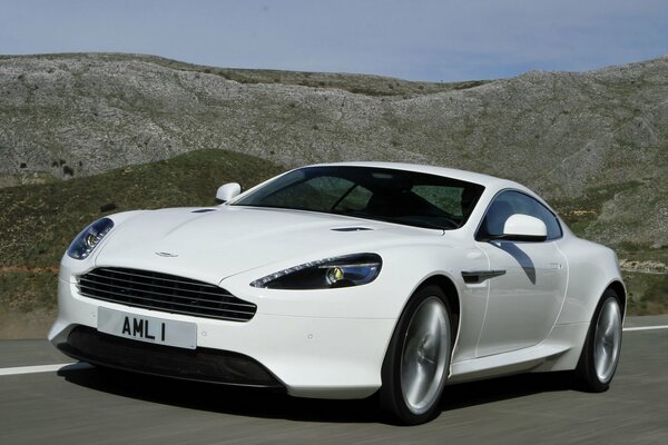 Biały Aston Martin leci z dużą prędkością