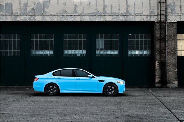 Niebieskie BMW i stara fabryka