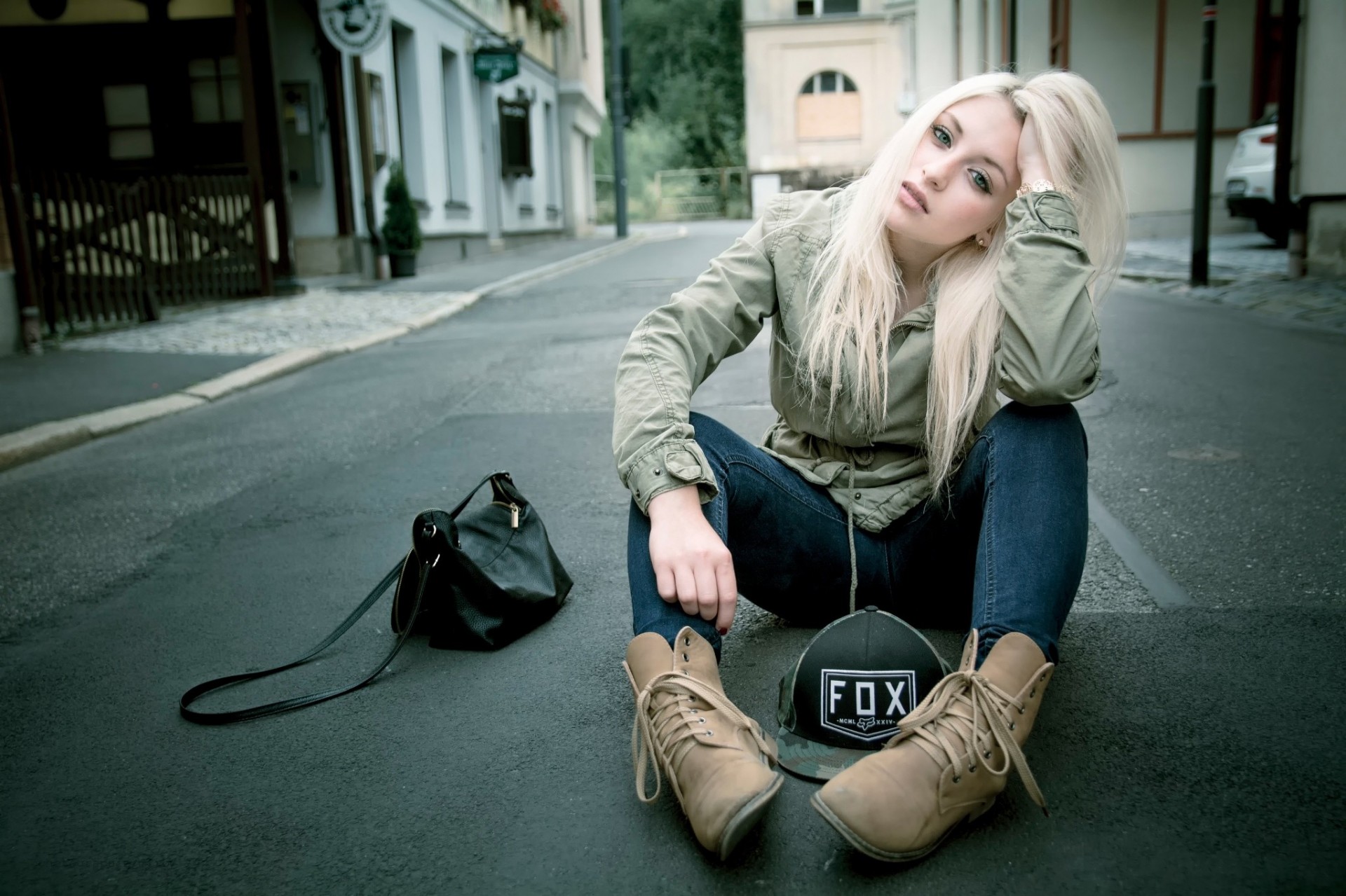 asfalto. ragazza borsa uniforme città jeans strada bionda occhi verdi