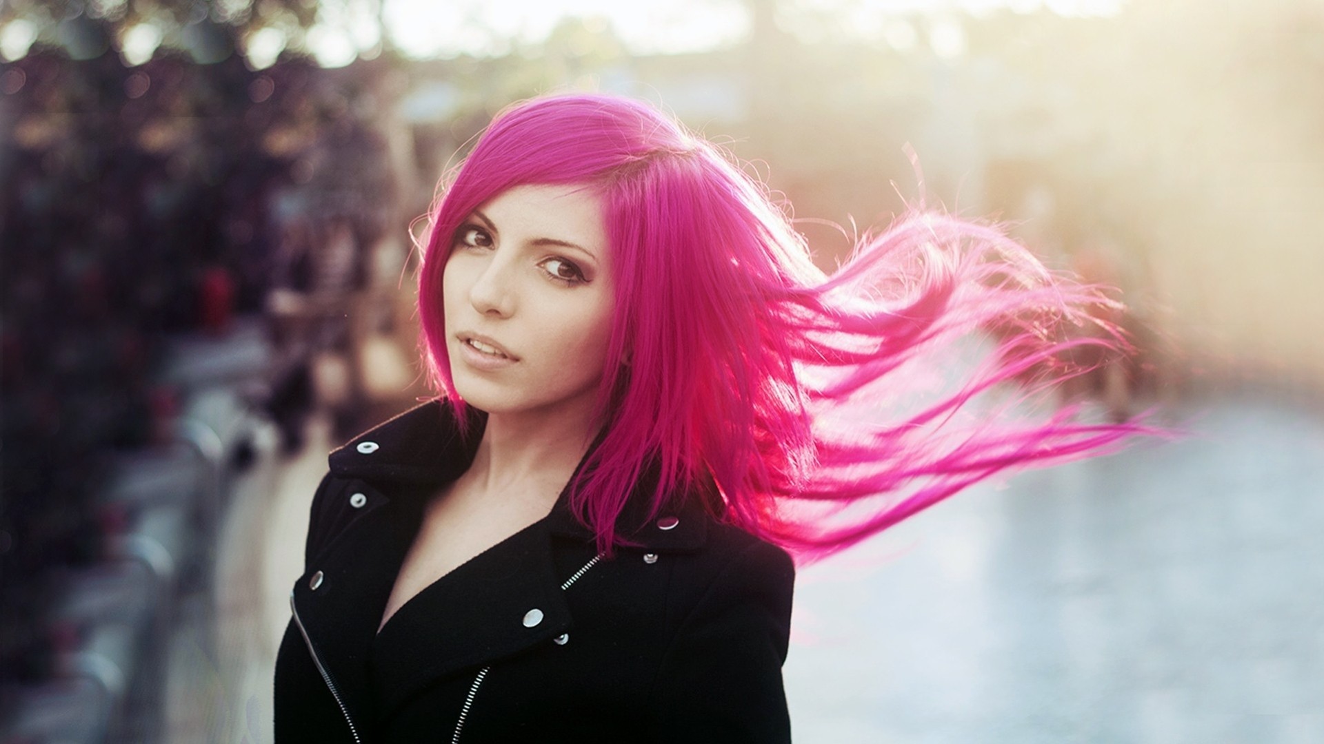 mujer pelo rosa gris chica