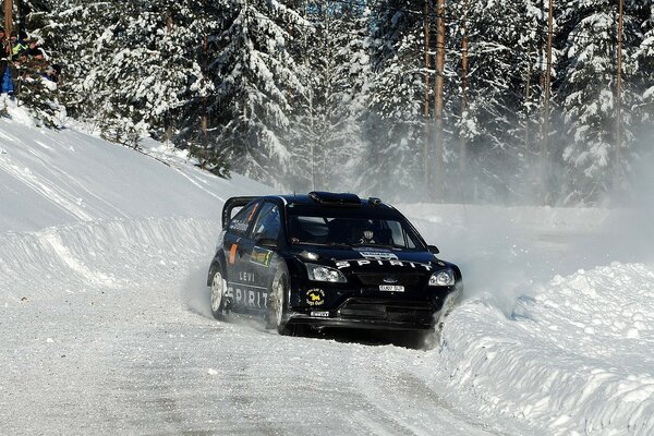 Auto Ford di colore nero su una strada innevata