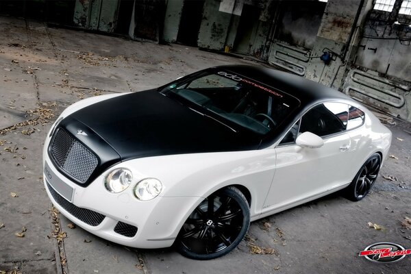 Coche Bentley tuneado blanco