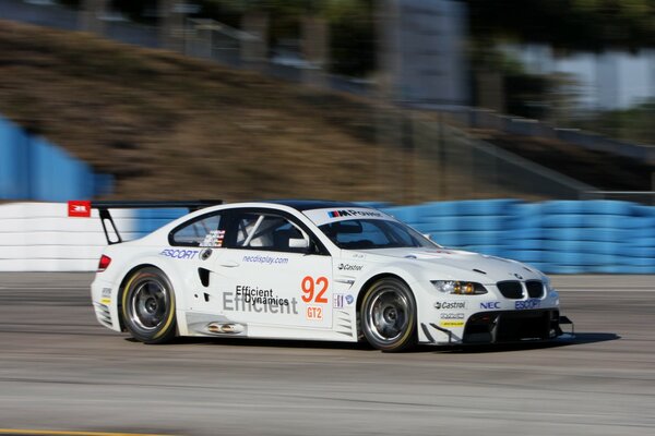 Coche de carreras BMW en la pista