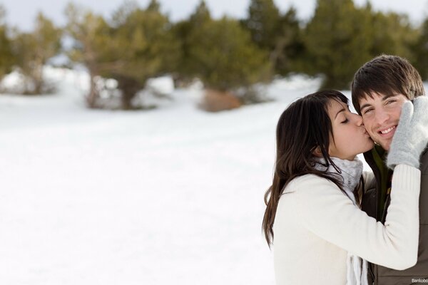 Beau couple s embrasser dans le froid