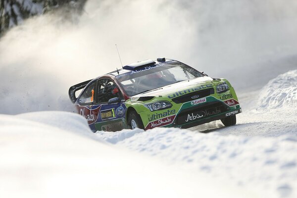 Ein Ford-Rennwagen auf einer verschneiten Strecke in Schweden