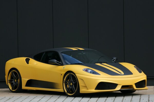 Amarillo hermoso Ferrari con rayas negras