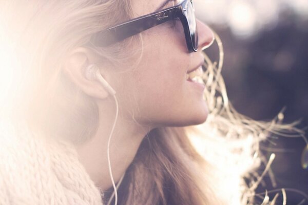 Fille blonde dans le profil avec des lunettes