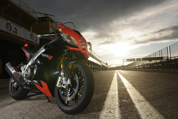 Moto deportiva roja en pista de carreras