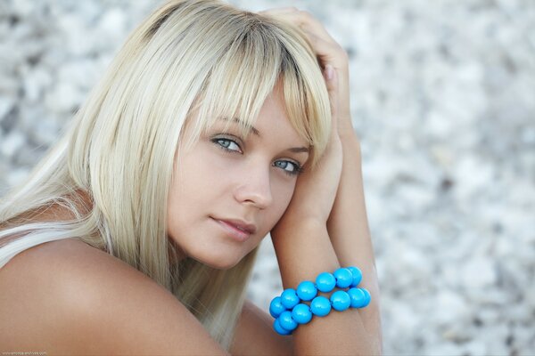 Blonde délicate avec bracelet turquoise