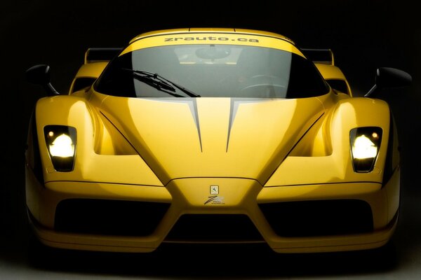 Желтый спортивный автомобиль вид спереди