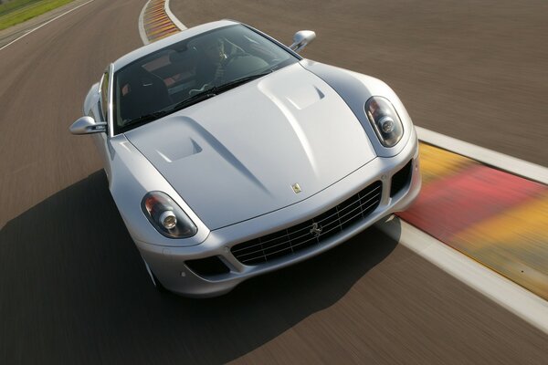 Ferrari GTB blanco en la pista