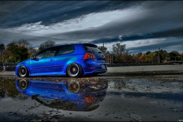 Blauer Vw Golf im Herbst unterwegs