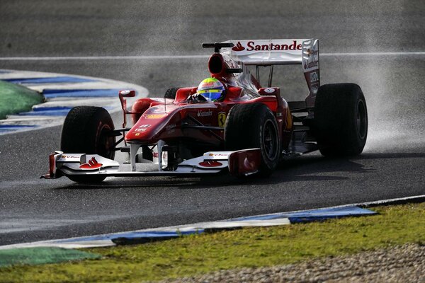 Ferrari F10 en la pista de carreras durante un giro