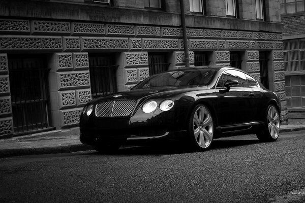 Coche negro parado cerca del edificio