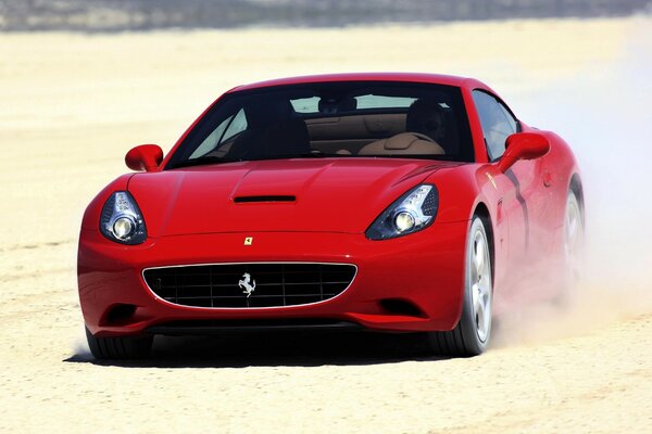 Ferrari rojo en movimiento en el desierto