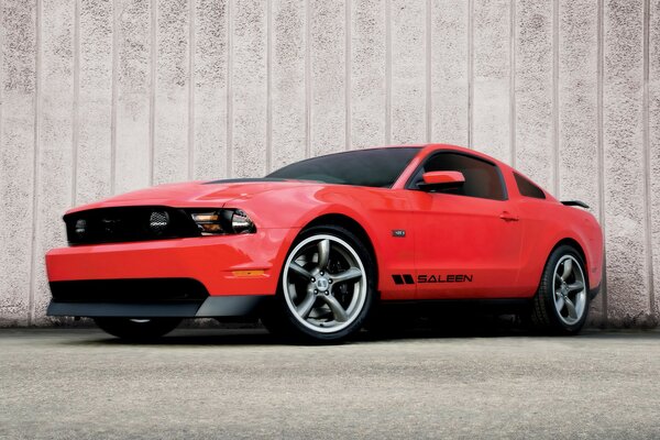 Rosso sportivo Ford Mustang