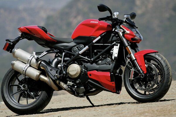 Красный спортивный мотоцикл дукати
