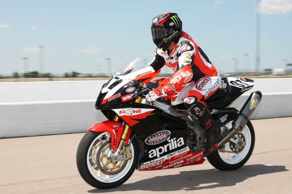 Carrera deportiva de motos en la pista de alta velocidad