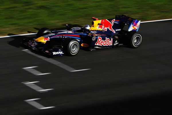 Voiture de course noire rb6 avec Taureau rouge