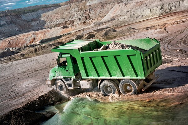 Zielona ciężarówka z piaskiem na kamieniołomie