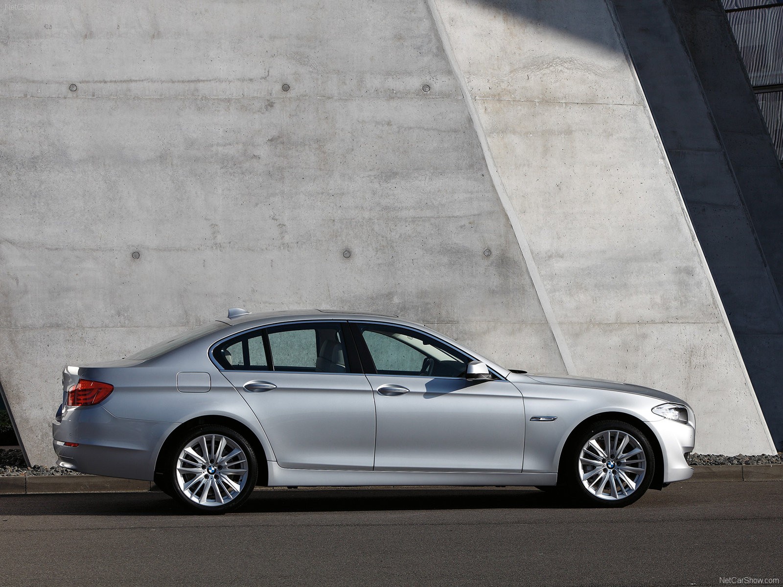 bmw-5 series 2011 1600x1200