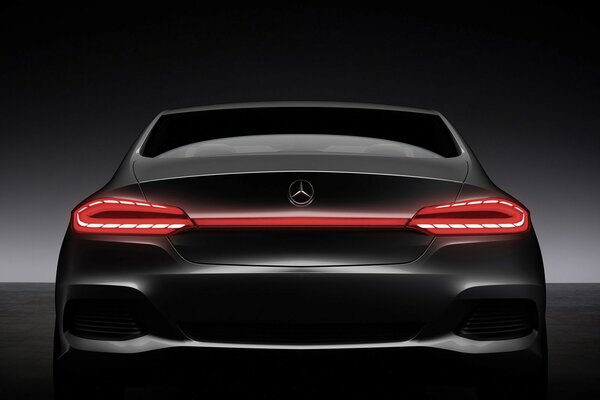 Mercedes stile nero vista posteriore