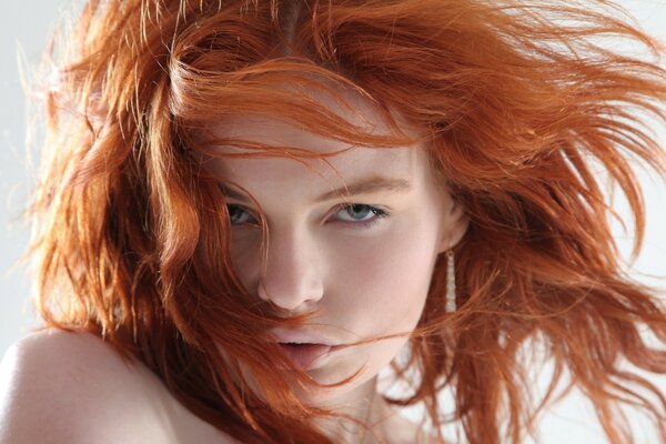 Belle fille Rousse posant