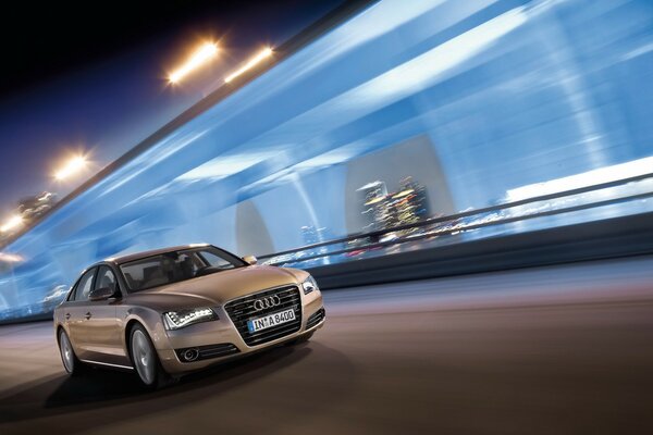 Audi w środku nocnego miasta pędzi z prędkością