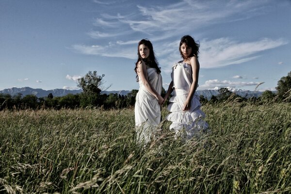 Amigas en la naturaleza bajo el sol