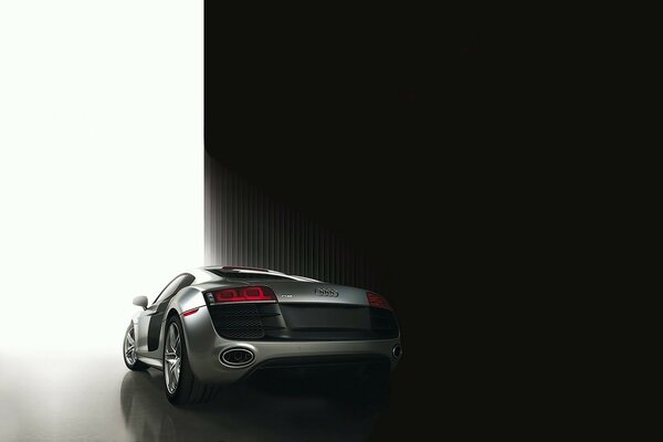 El superdeportivo audi R8 en una foto elegante sale del garaje