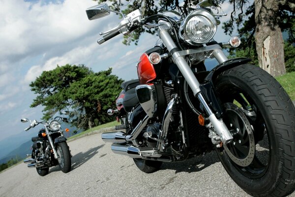 Dos motos en la carretera sin motociclistas