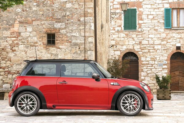 Mini Cooper red 1600x1200 is standing next to the house