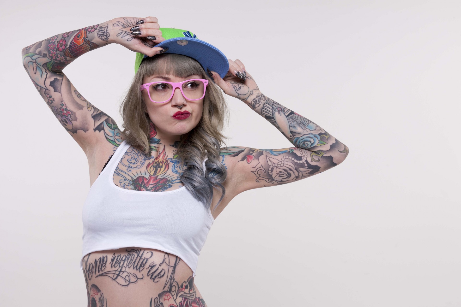 tank top sonnenbrille tattoo uniform