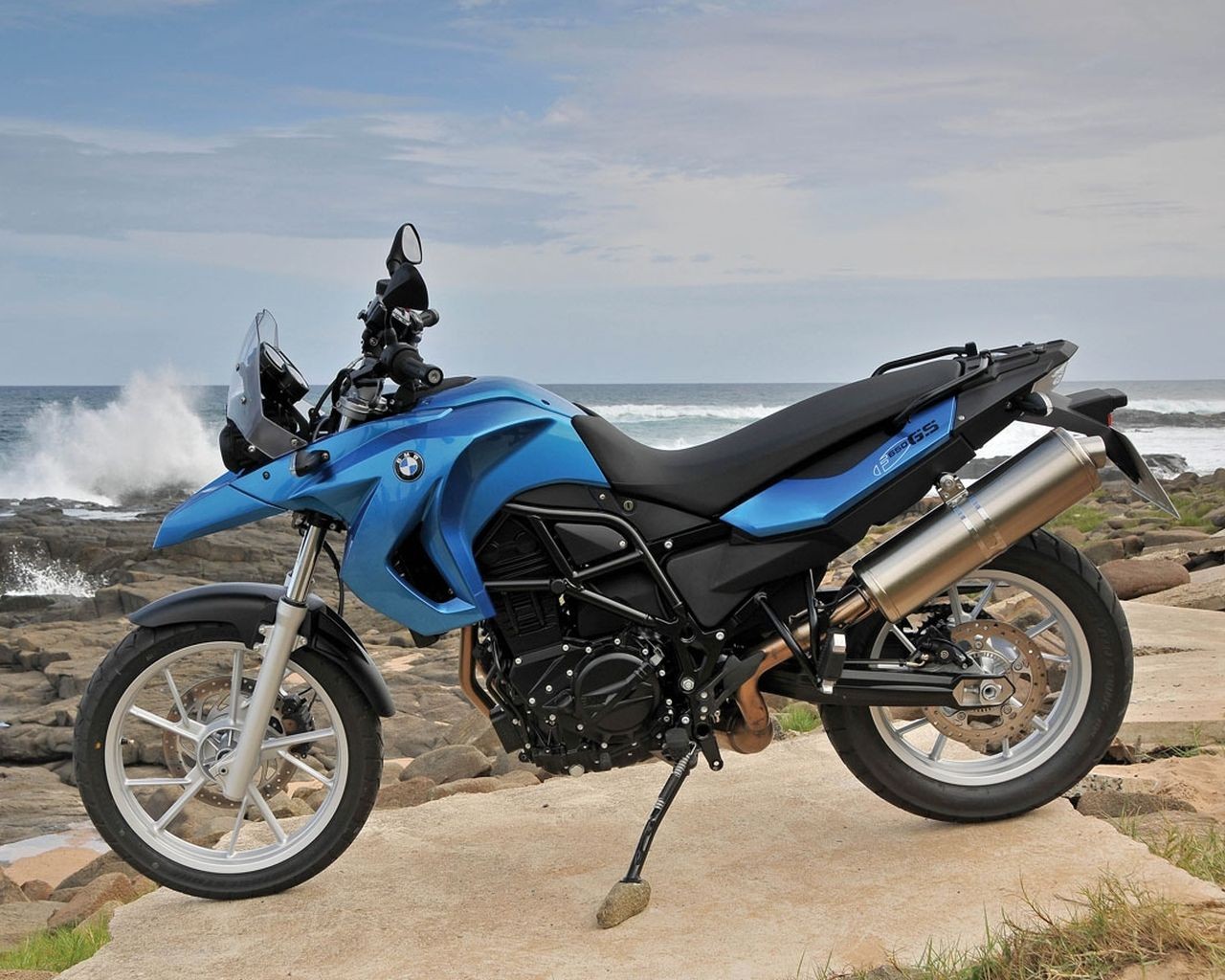 moto bicicleta azul montañas agua