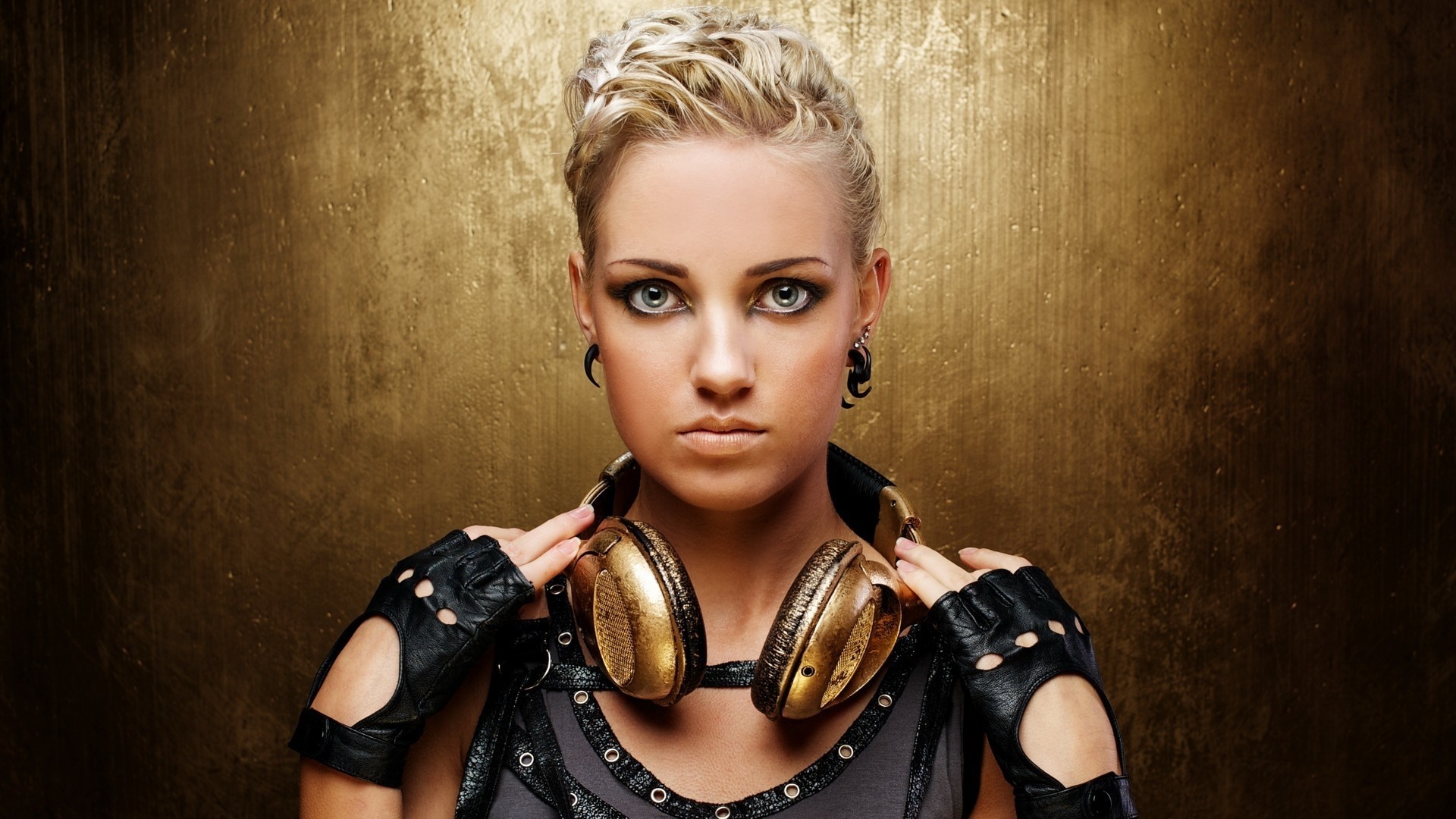 a woman brown blonde girl headphone