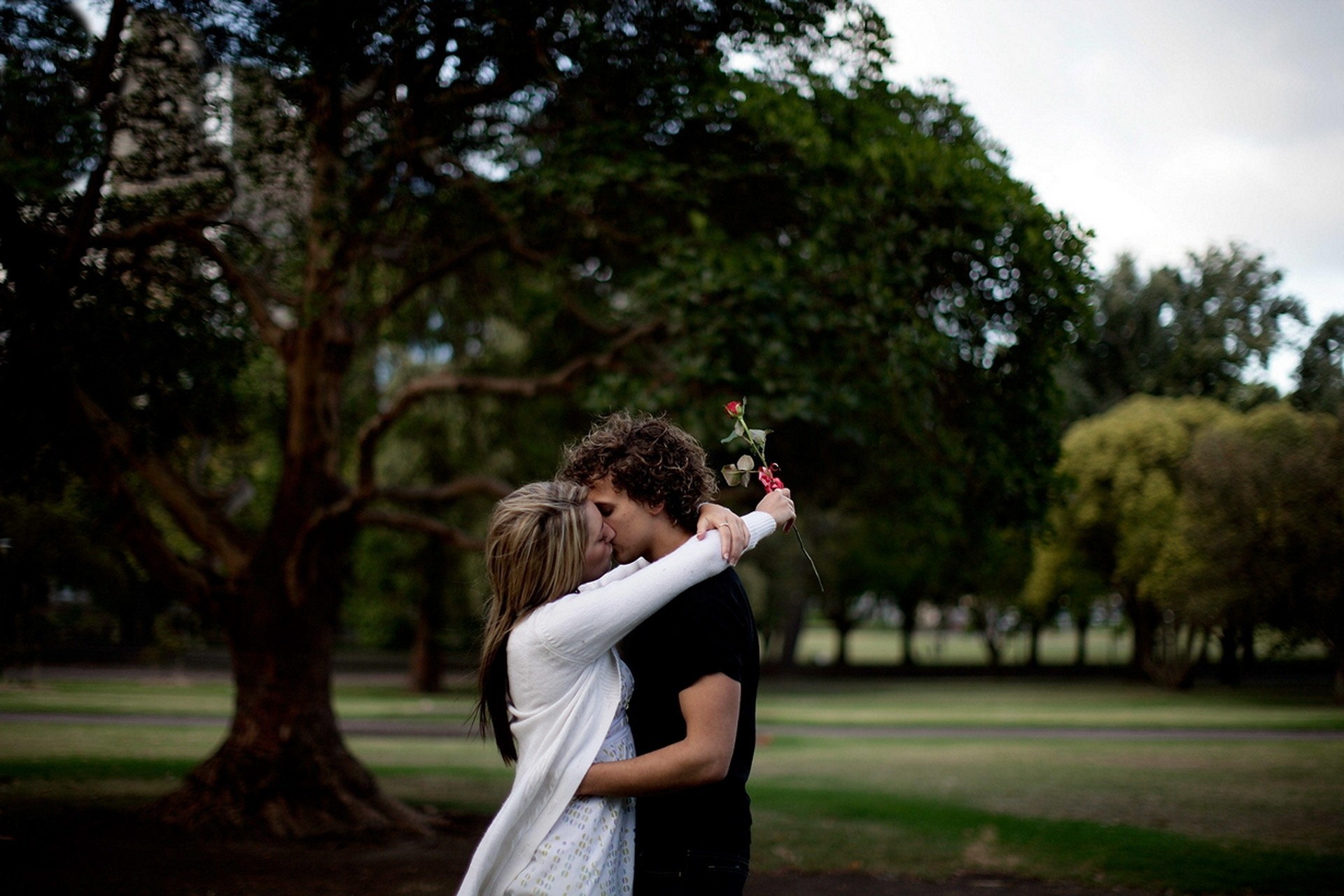 amore ragazza coppia bellezza relazione bacio uomo