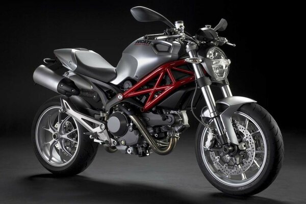 Ducati argent sur fond sombre avec des ombres