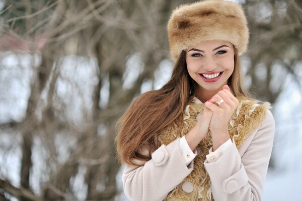 Fille en tenue d hiver et chapeau