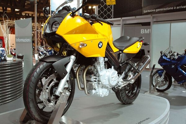 Exhibición de la bici de la suciedad de BMW amarillo