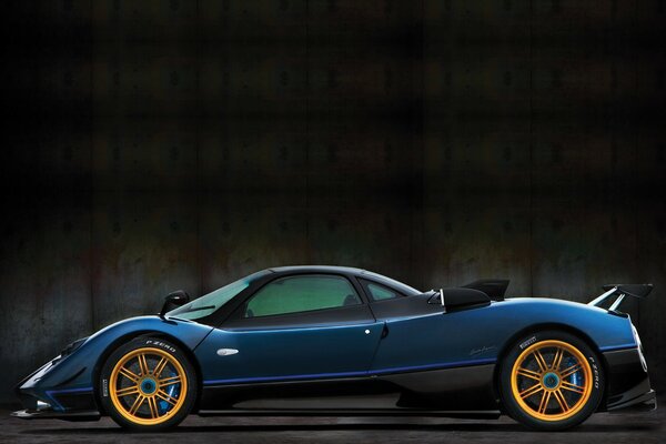 Coche deportivo sonda Pagani vista lateral