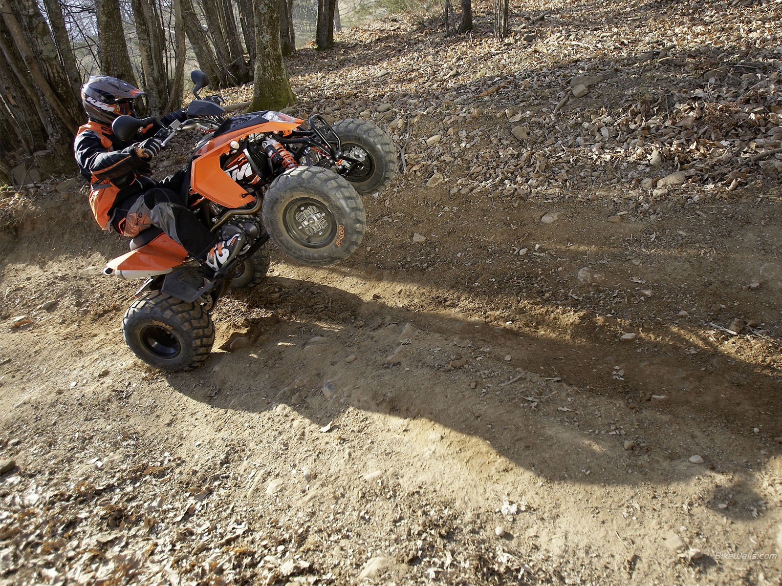 ktm 525xc auf einer ziege